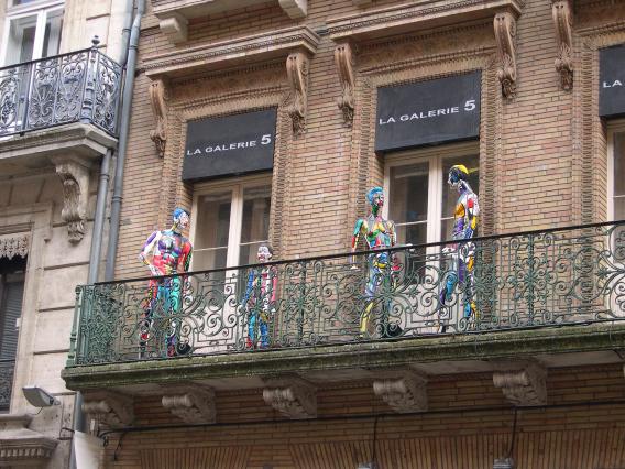  Sculptures bariolées sur un balcon